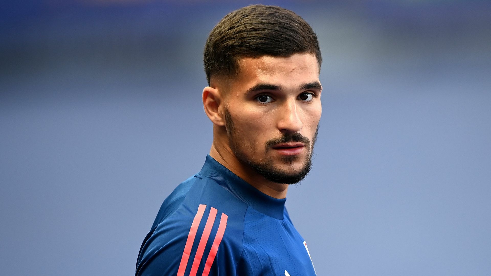 The 27-yaşında 175 cm uzunluğunda Houssem Aouar tarihli 2025