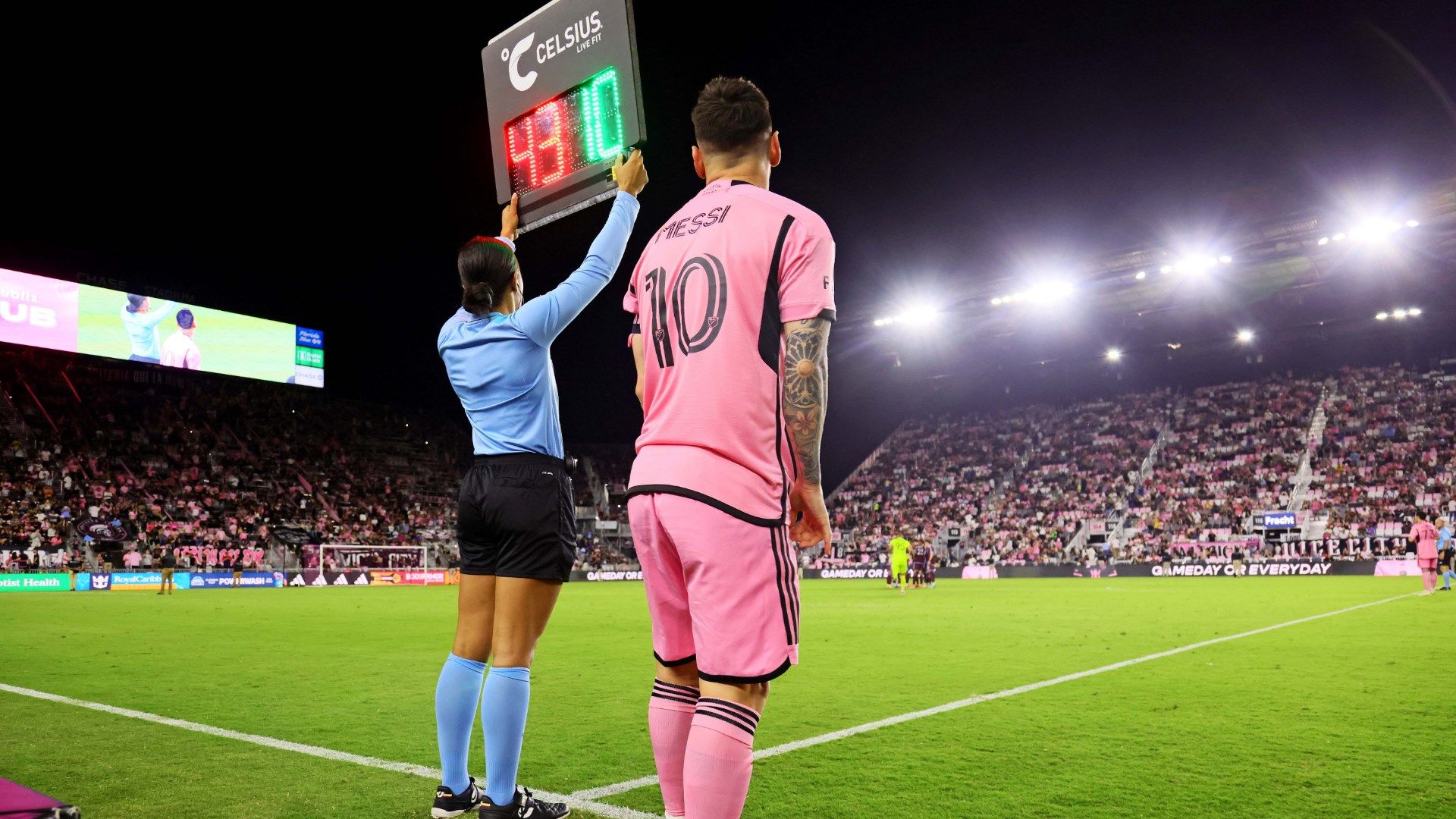 Il a marqué fait et sauvé un supporter Messi brille pour son retour