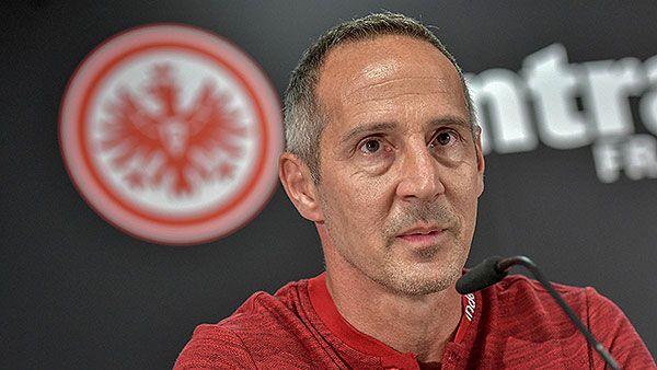 Adit Hütter warnt die Spieler von eintracht Frankfurt.