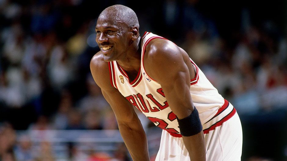 Kleiner Spoiler: Michael Jordan schaffte es in keiner seiner letzten vier Saisons unter die Top 25. In 1996/97 versenkte der GOAT immerhin noch knapp 49 Prozent seiner langen Zweier.