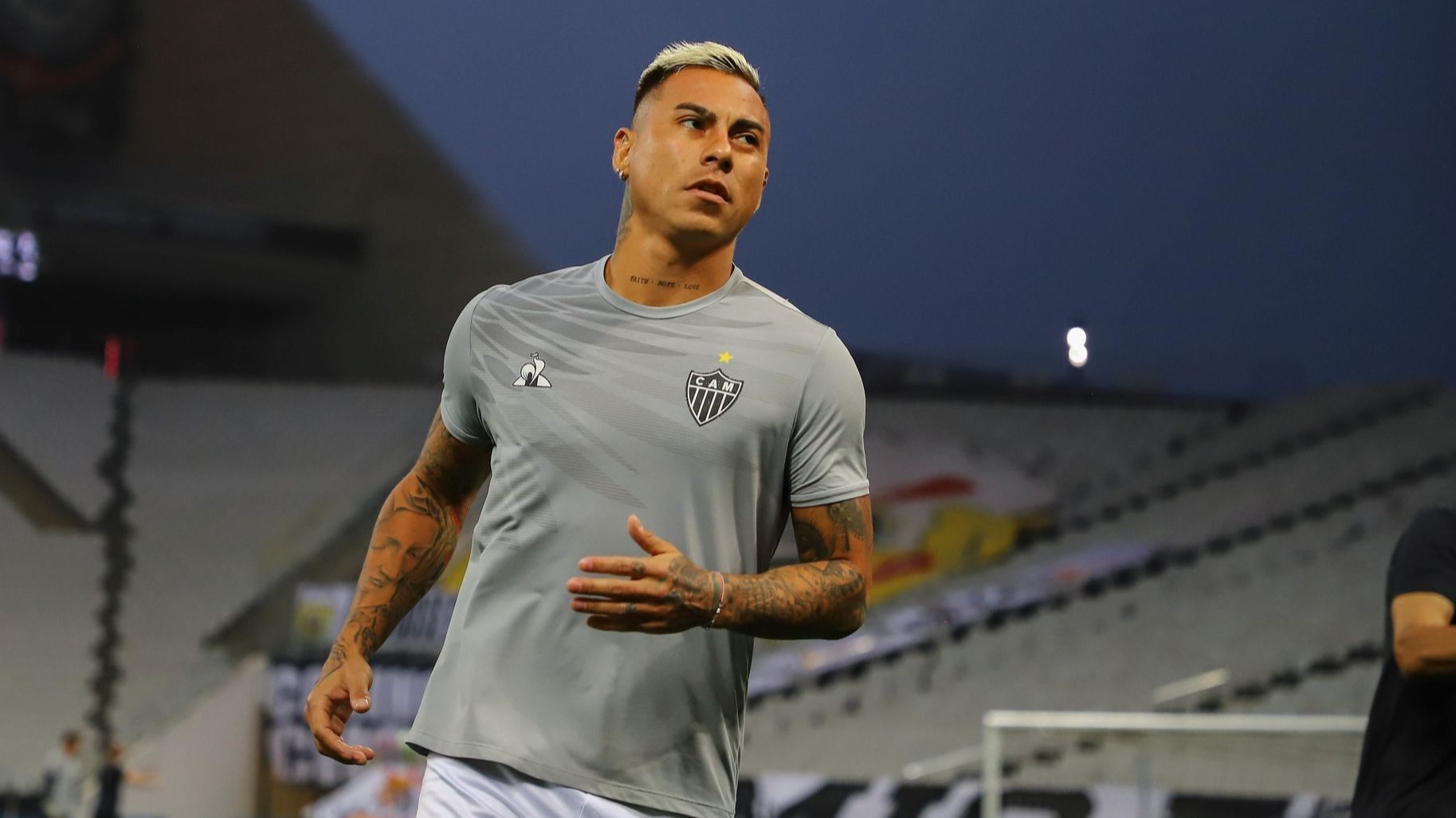 Eduardo Vargas aquecimento - Corinthians Atlético-MG Brasileirão 2020
