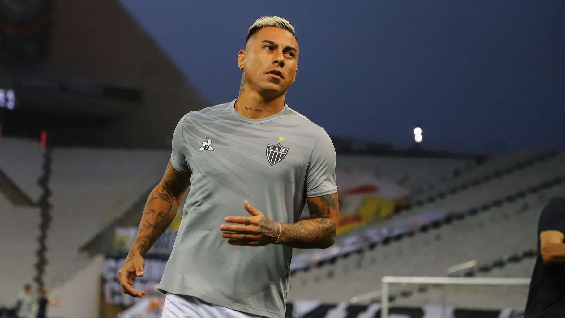 Eduardo Vargas aquecimento - Corinthians Atlético-MG Brasileirão 2020
