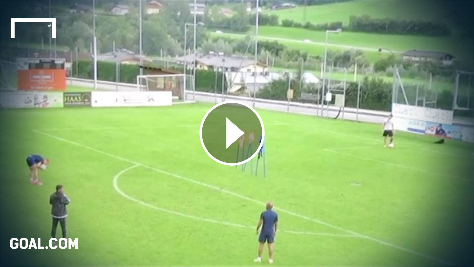 Dzsudzsák Balázs szabadrúgásból gyakorol videó