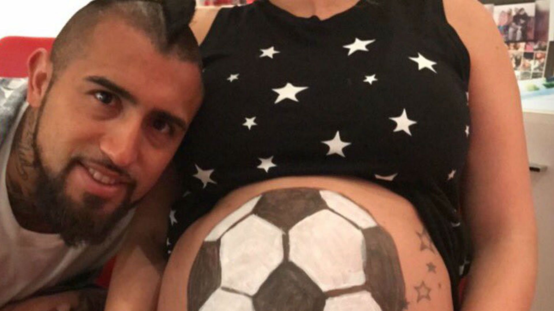Vidal y la panza de su mujer, esperando su tercer hijo