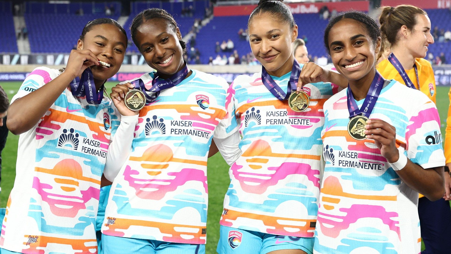 Jaedyn Shaw (L), Naomi Girma (R)