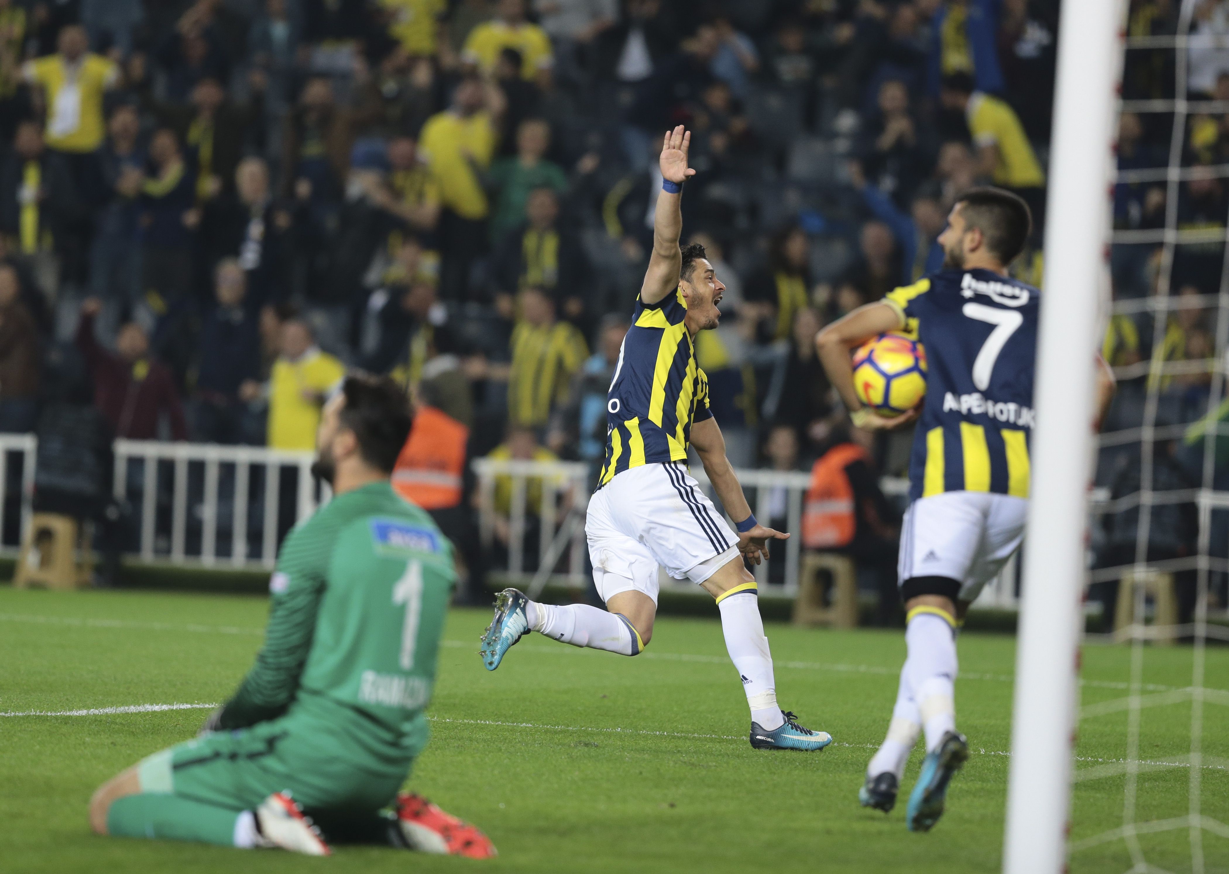 Fenerbahce goal celebration Alper Potuk Giuliano Kasimpasa 12032017