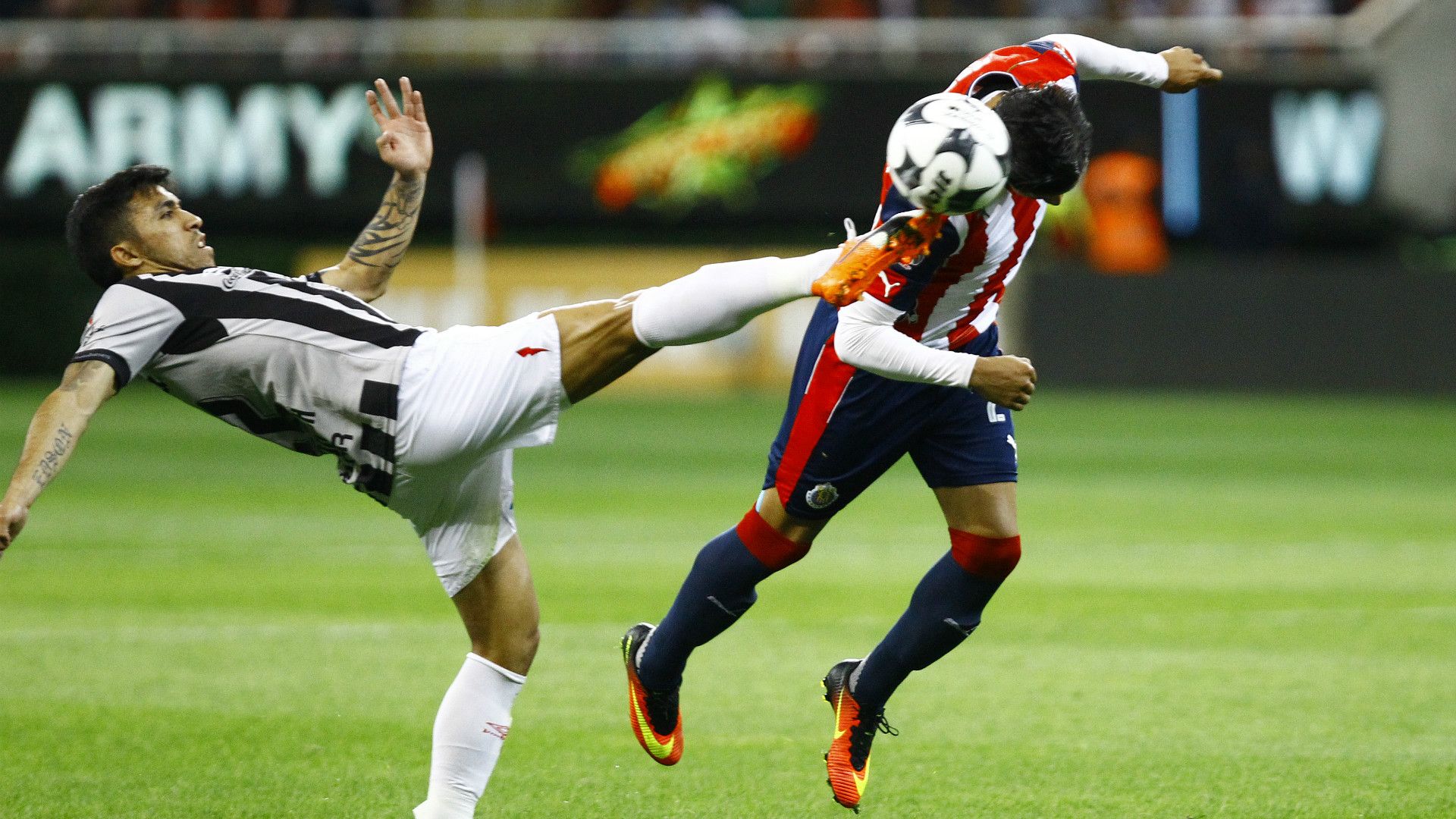 Edson Puch Necaxa Carlos Cisneros Chivas 11192016