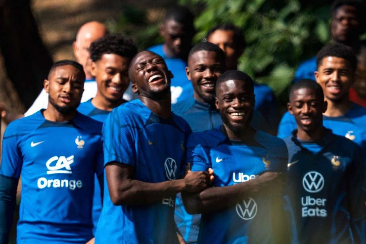 Ibrahima Konaté et Dayot Upamecano, tout sourire avant l'entraînement de l'équipe de France.