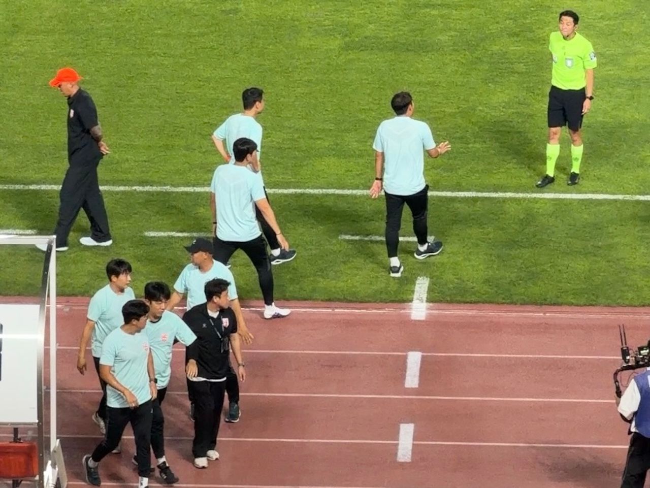 화성 윤현필 코치 퇴장