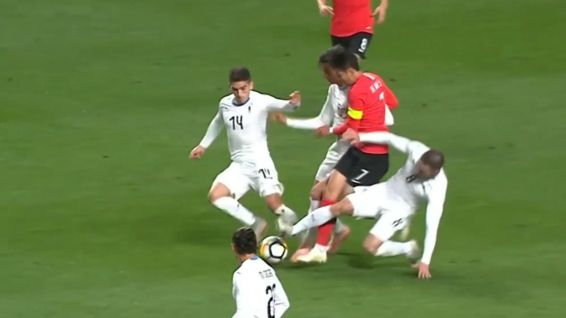 Captura Nahitan Nandez Uruguay Korea 12102018