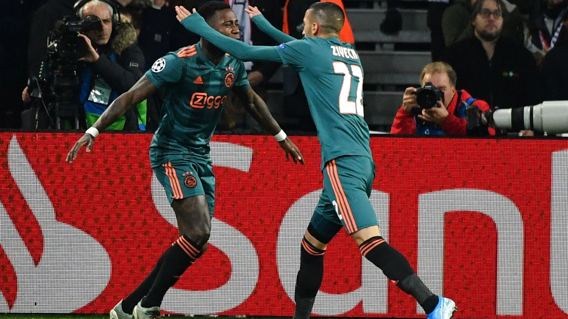 Quincy Promes Hakim Ziyech Ajax 11272019