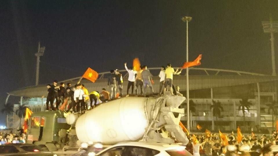 CĐV Việt Nam ăn mừng