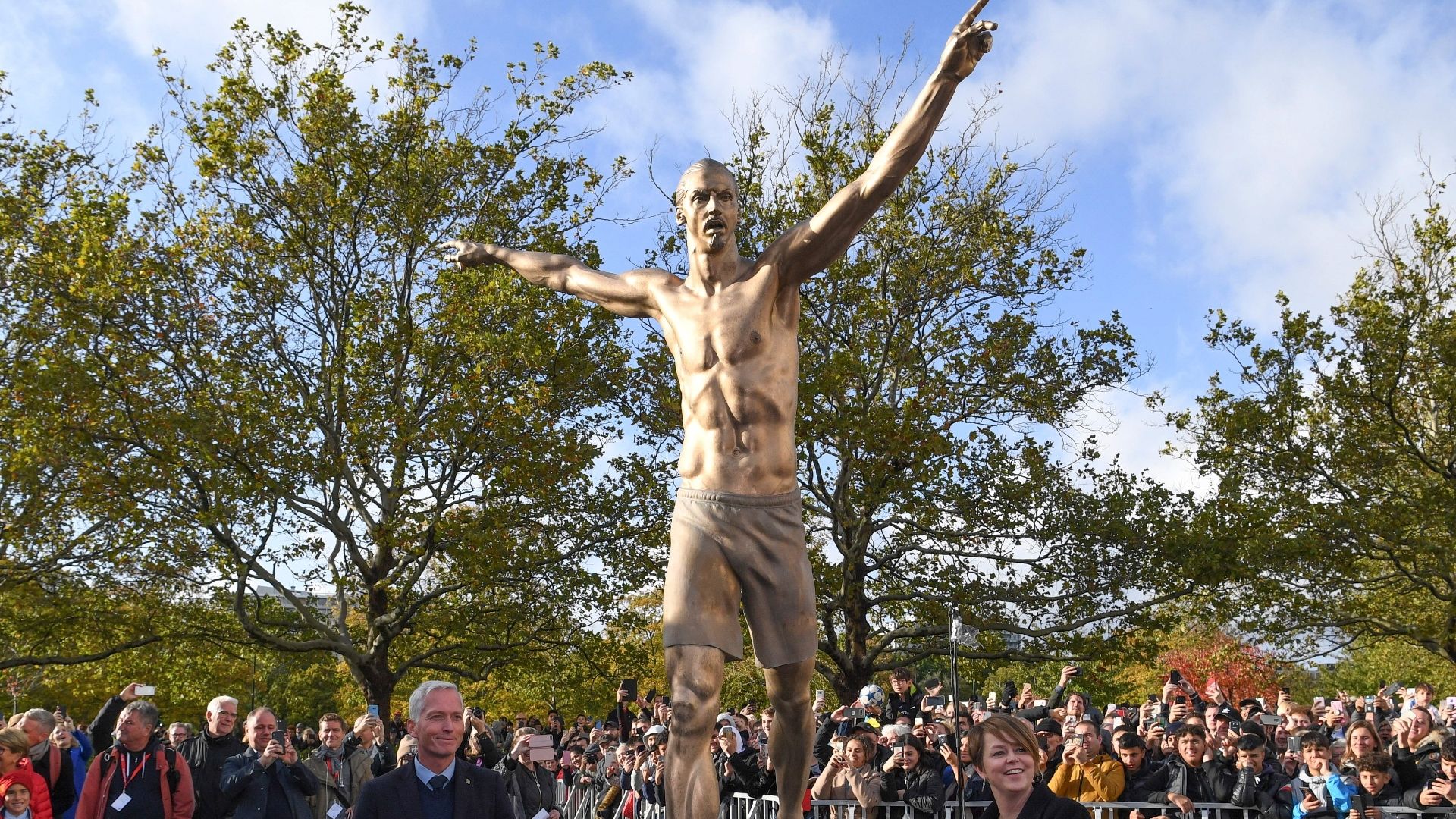 Ibrahimovic statue
