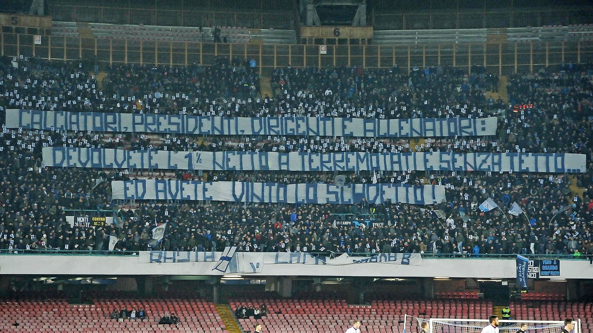 Striscione San Paolo Napoli Fiorentina terremotati Coppa Italia