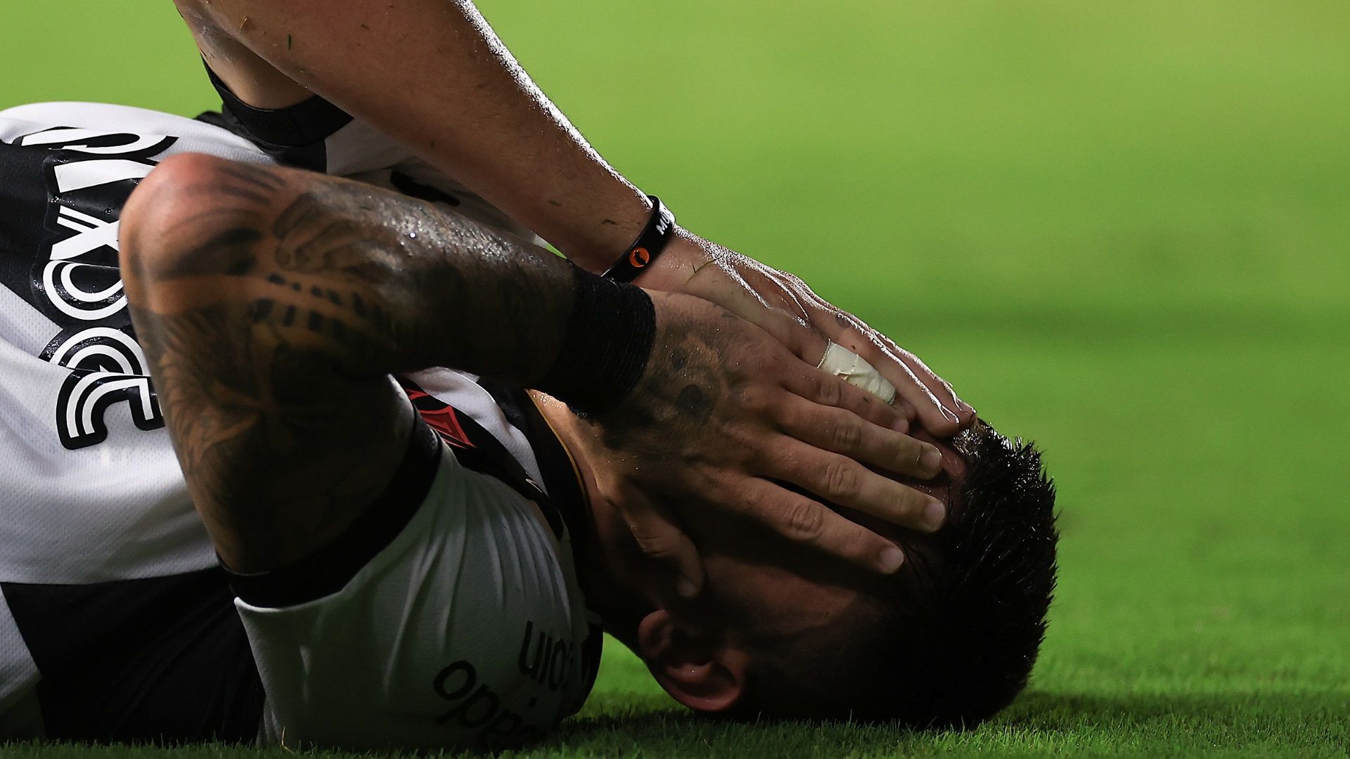 Gabriel Pec lamenta em jogo pelo Vasco em 2023