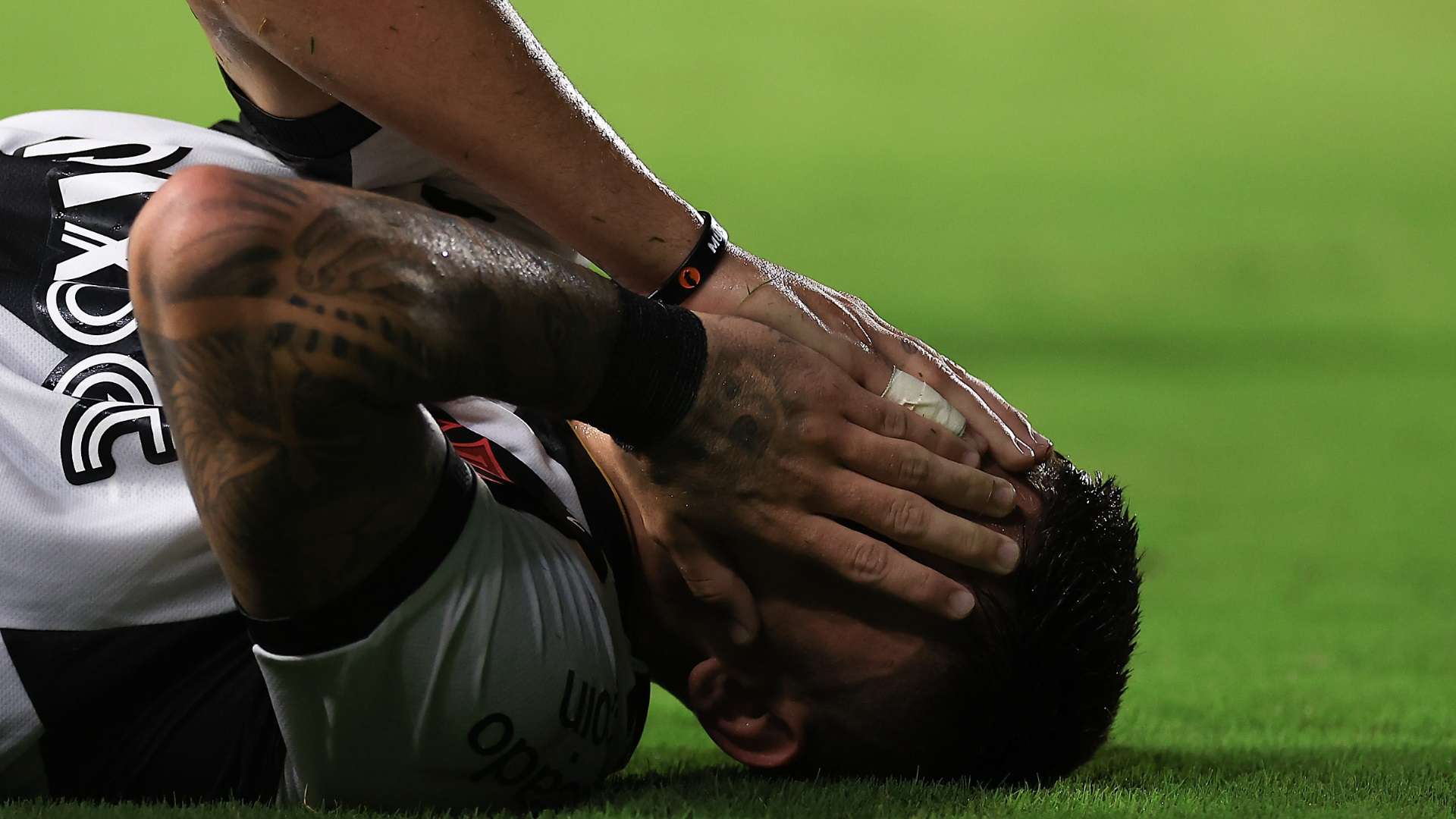 Gabriel Pec lamenta em jogo pelo Vasco em 2023
