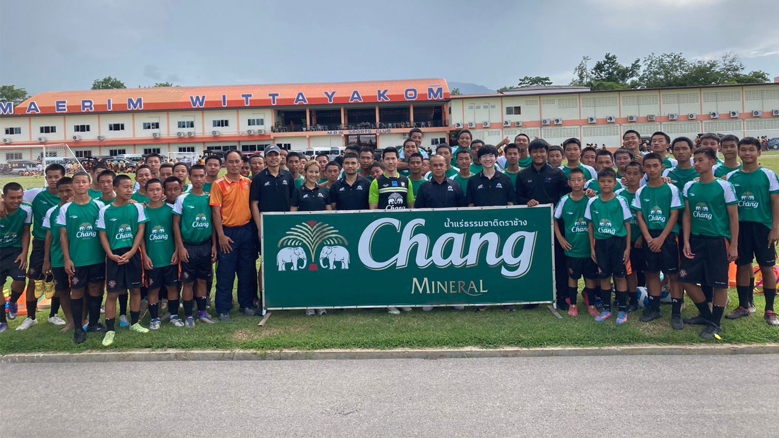 น้ำแร่ธรรมชาติตราช้าง - คริสต์ เอฟซี