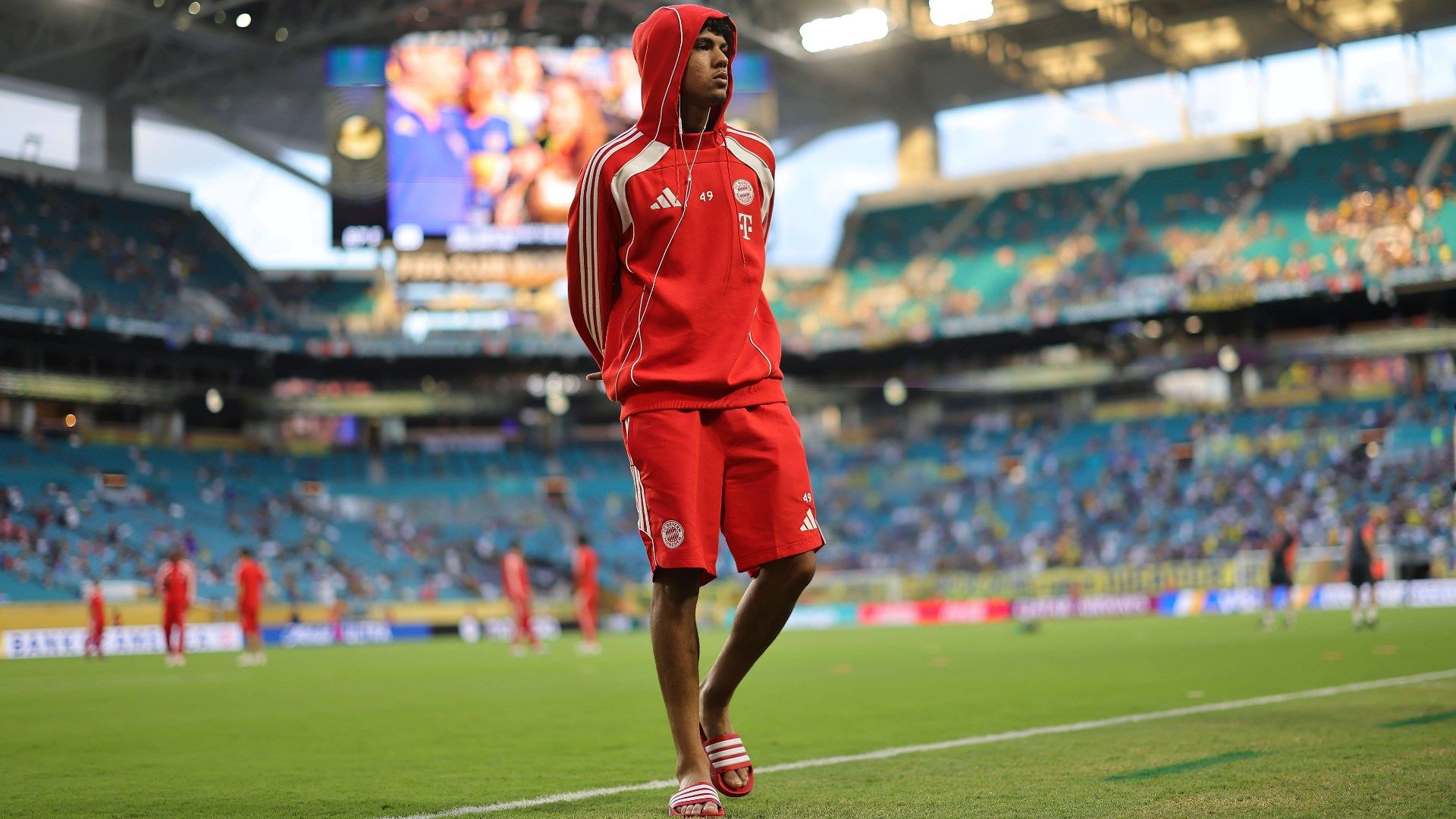 Adam Aznou Bayern 2025