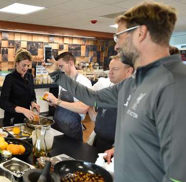 Mona Nemmer Klopp Liverpool 271021