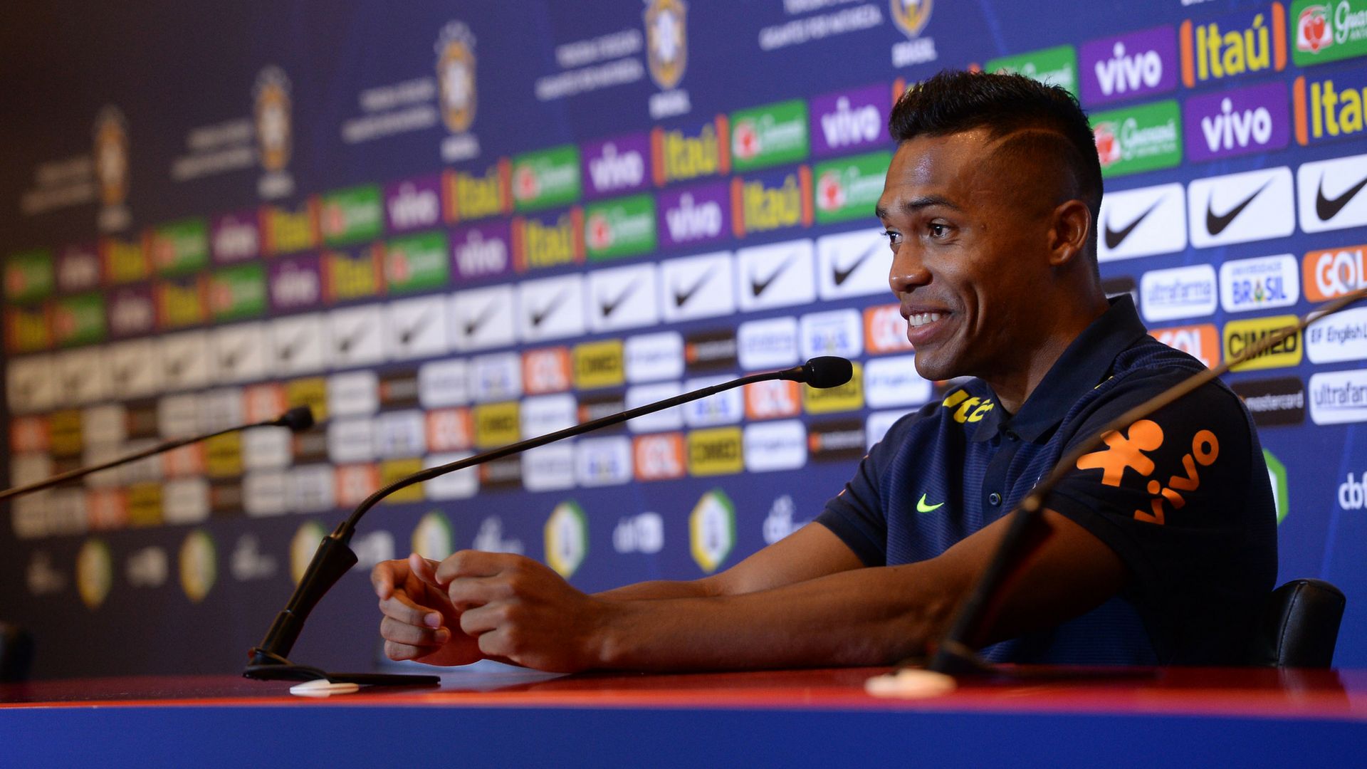 alex sandro seleção brasileira 06 10 2017