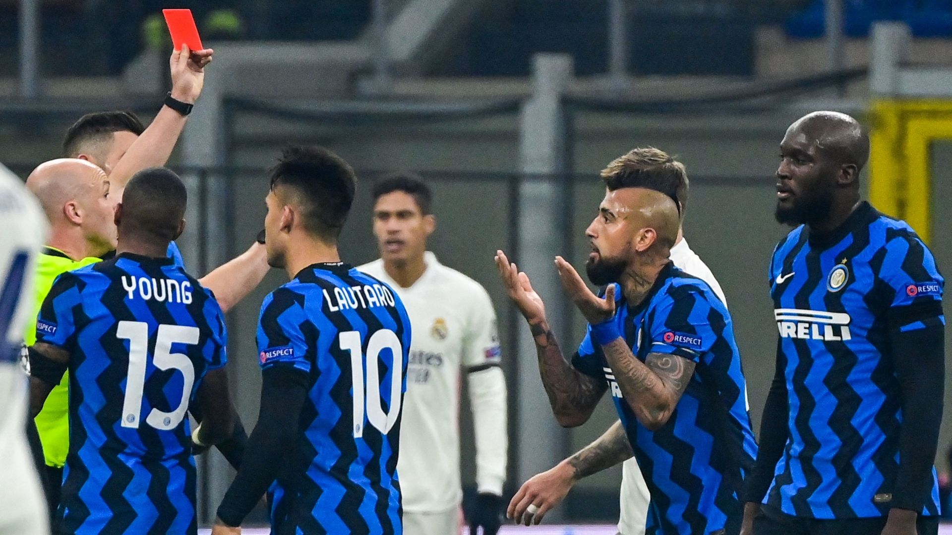 251120 Real Madrid Inter Arturo Vidal Roja