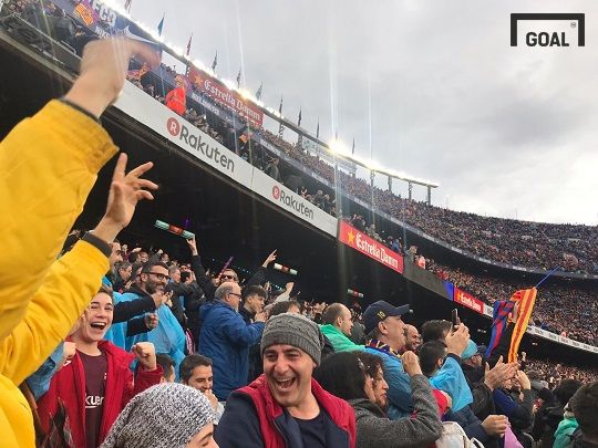 4일(현지시간) 캄프누 스타디움에서 펼쳐진 바르사와 아틀레티코마드리드의 경기에서 터진 메시의 프리킥 골 이후 환호하는 관중의 모습. 사진=골닷컴 이하영 에디터