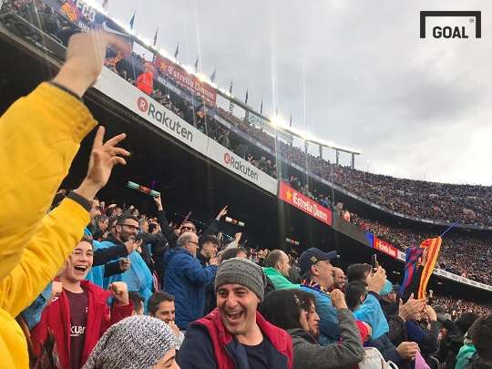 4일(현지시간) 캄프누 스타디움에서 펼쳐진 바르사와 아틀레티코마드리드의 경기에서 터진 메시의 프리킥 골 이후 환호하는 관중의 모습. 사진=골닷컴 이하영 에디터