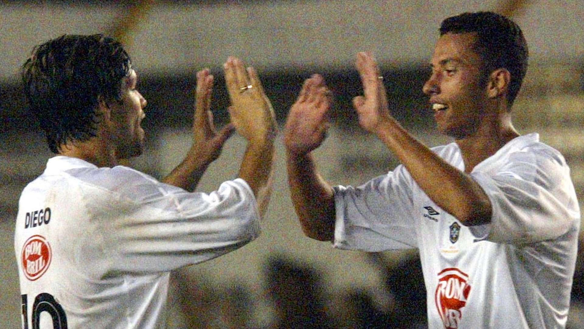 Diego Ribas e Nenê, em ação pelo Santos na temporada 2003