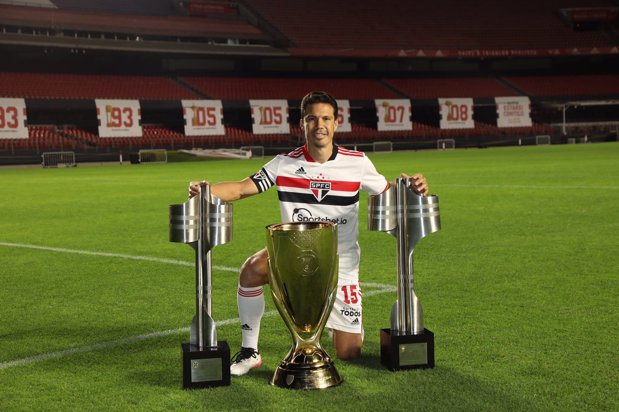 Hernanes com troféus pelo São Paulo