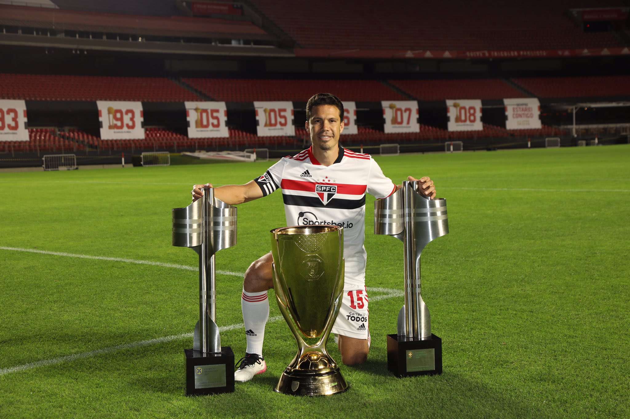 Hernanes com troféus pelo São Paulo