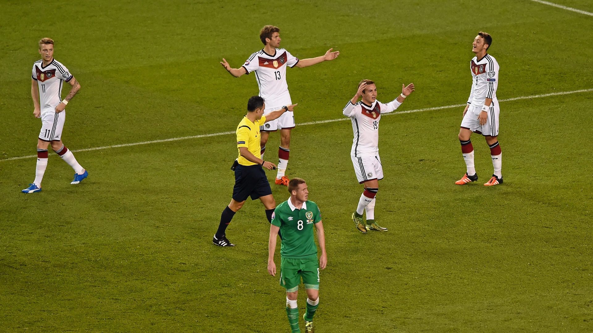 Mesut Ozil Thomas Muller Republic of Ireland Germany 08102015