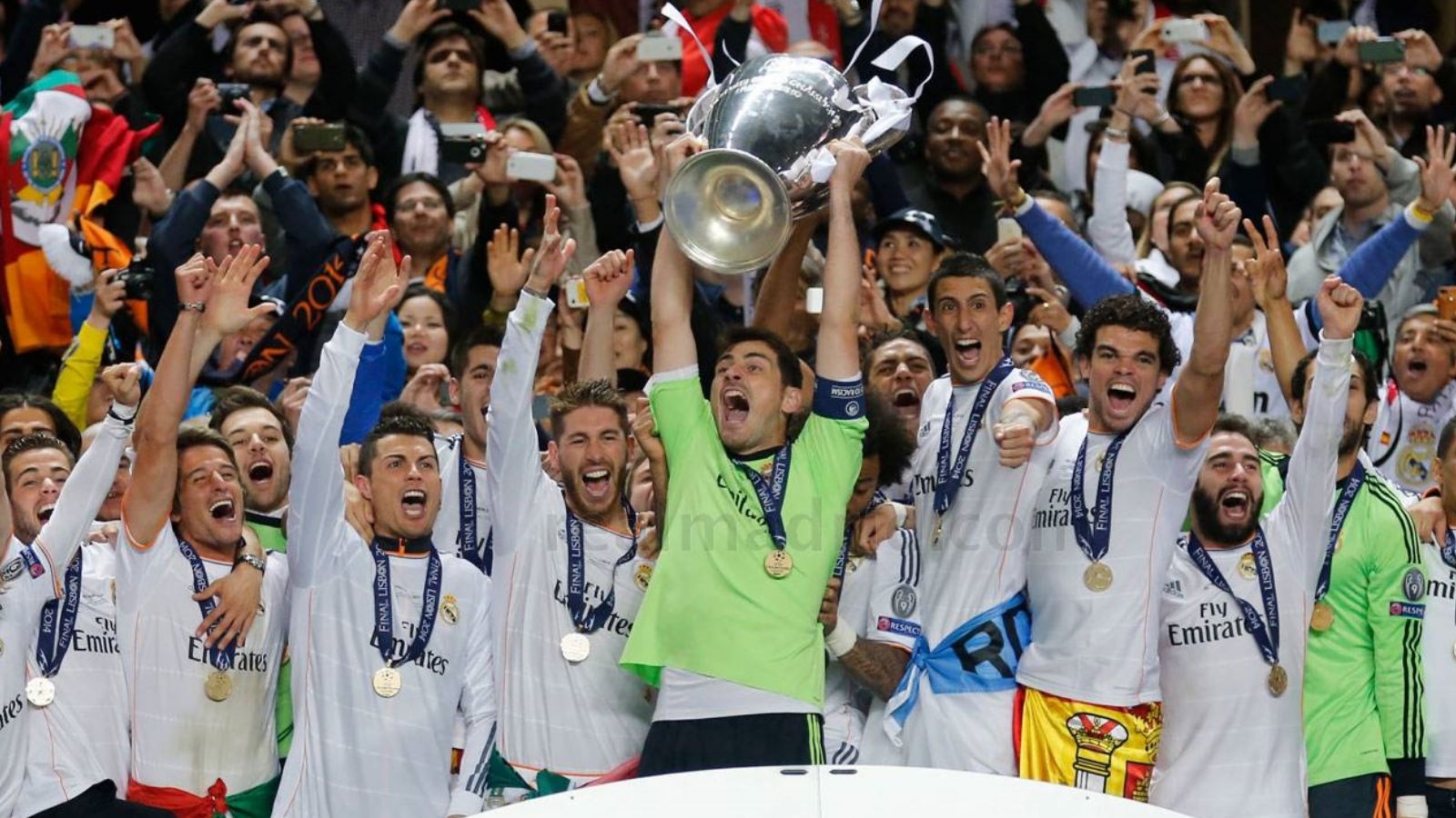 Iker Casillas levanta la Décima con el Real Madrid