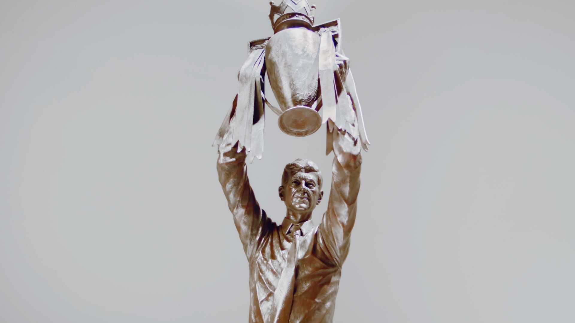 Wenger statue 