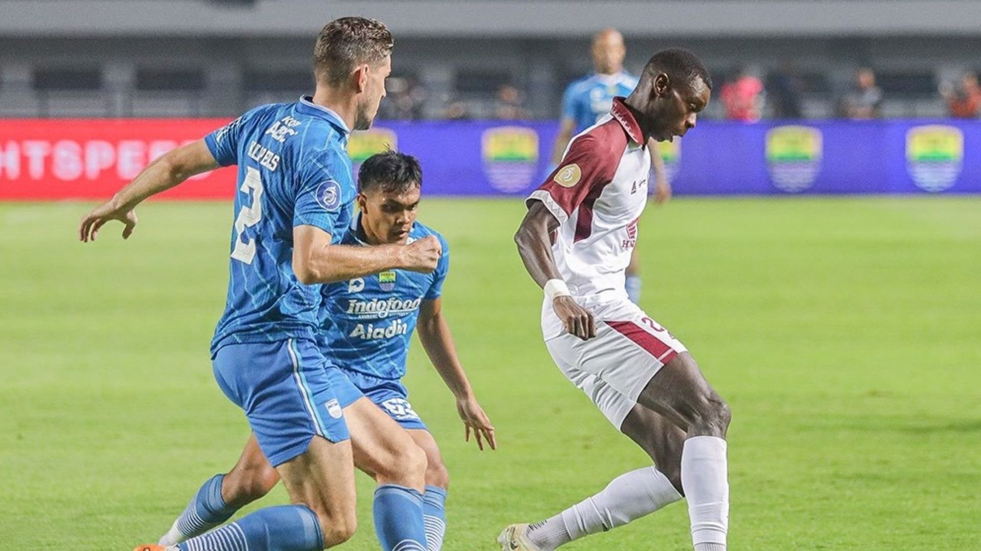 Persib Bandung vs PSM Makassar 04122023