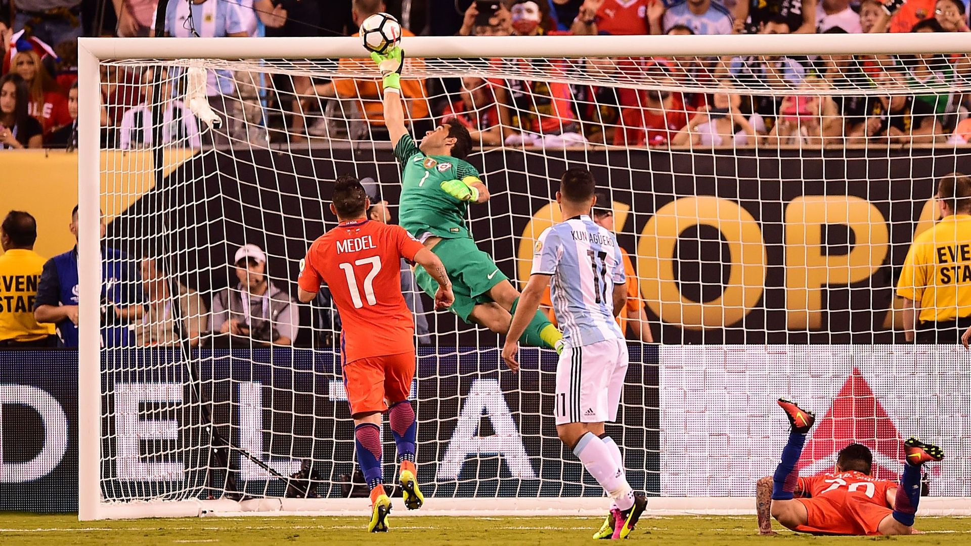 Gary Medel - Claudio Bravo Chile