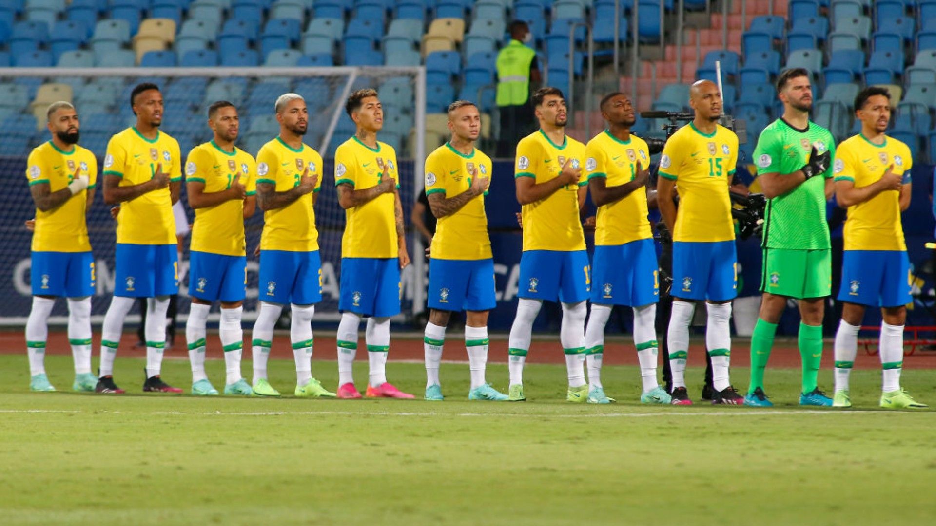 selección de brasil entona su himno nacional