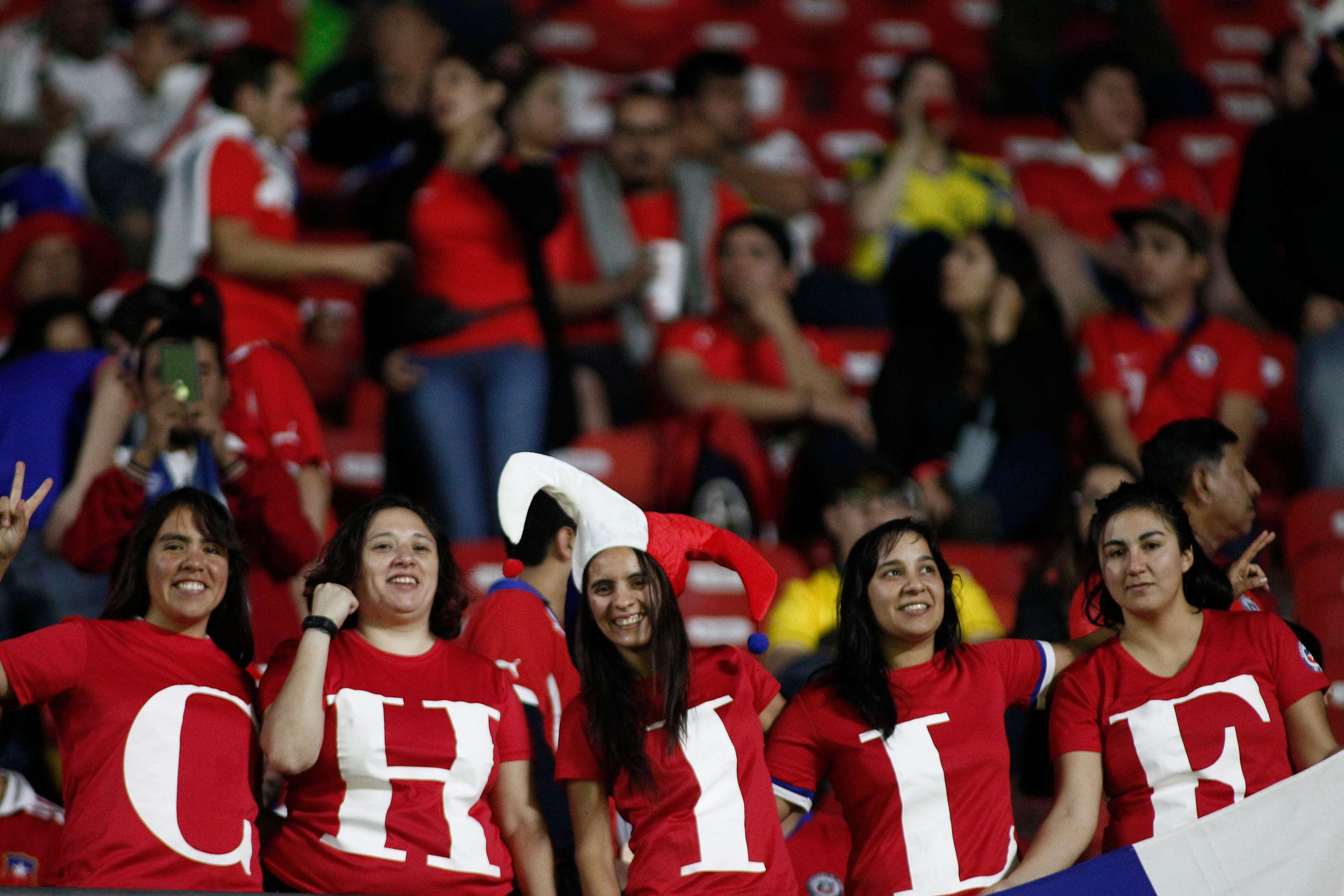 Torcedoras do Chile fazem festa no Morumbi, na partida contra o Japão