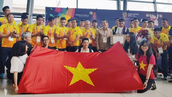 Olympic Việt Nam tại sân bay Soekarno Halta