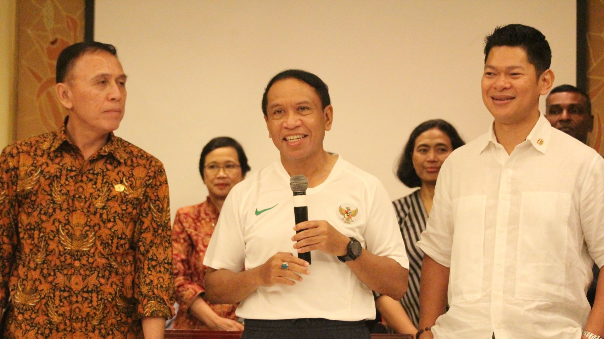 Ketum PSSI Moch. Iriawan (kiri) dan Menpora Zainudin Amali (tengah) Raja Sapta Oktohari