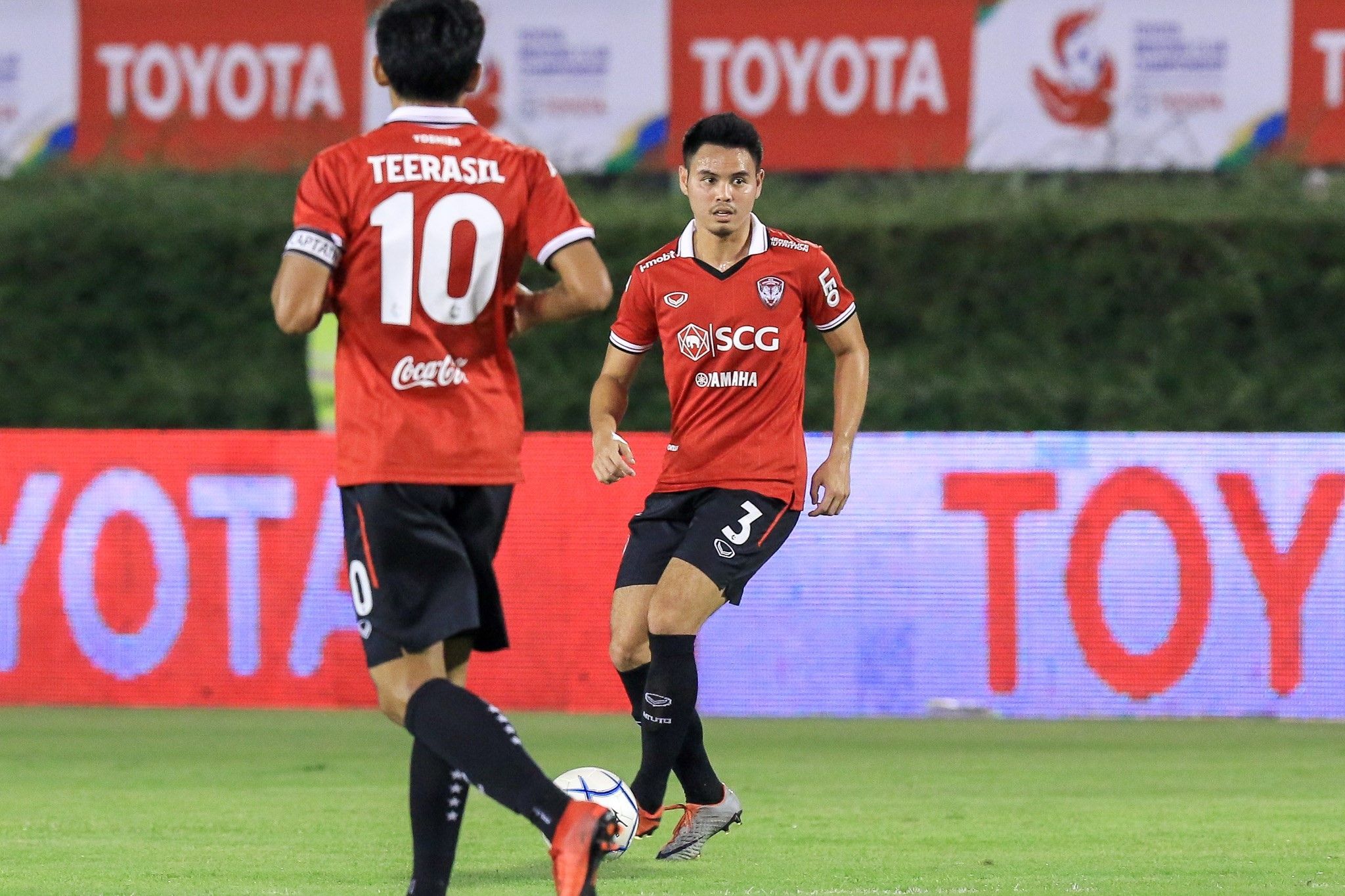 ธีรศิลป์ แดงดา และ ธีราทร บุญมาทัน