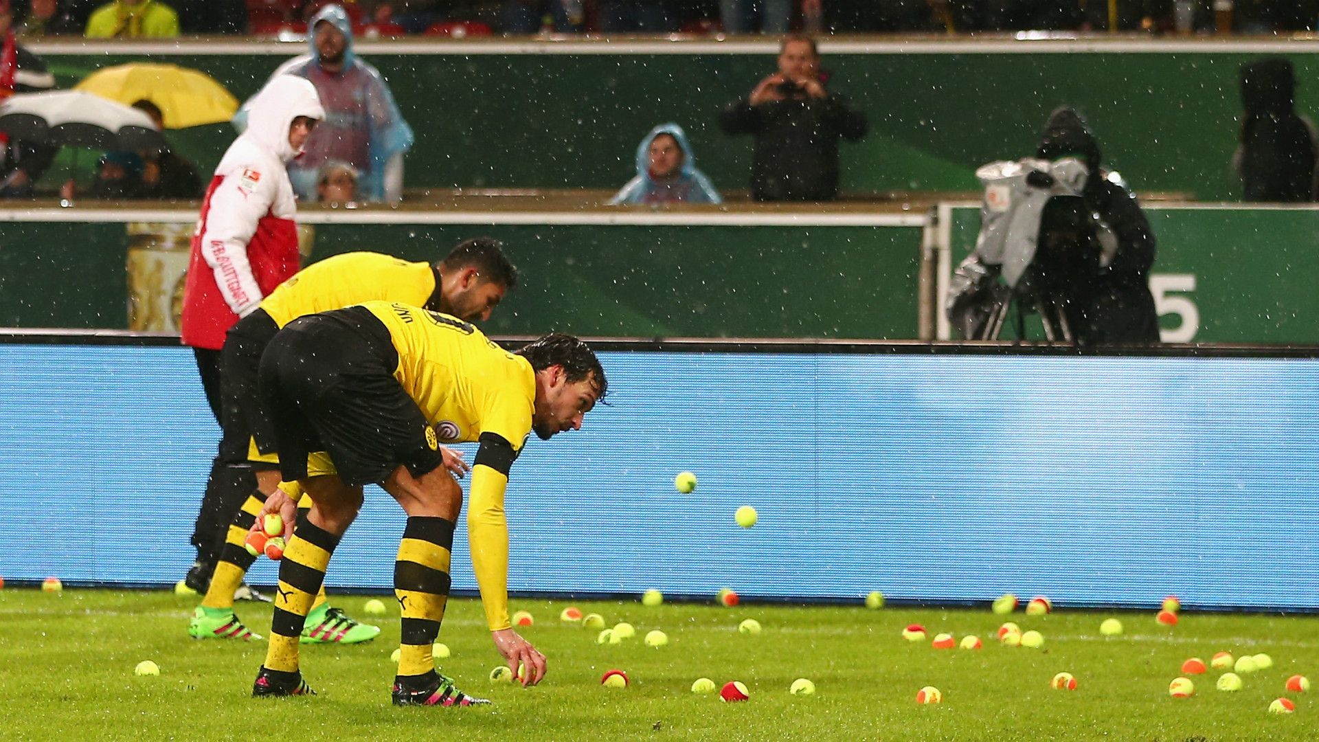 Mats Hummels Ilkay Gundogan Tennis balls VfB Stuttgart Borussia Dortmund DFB Pokal 09022016