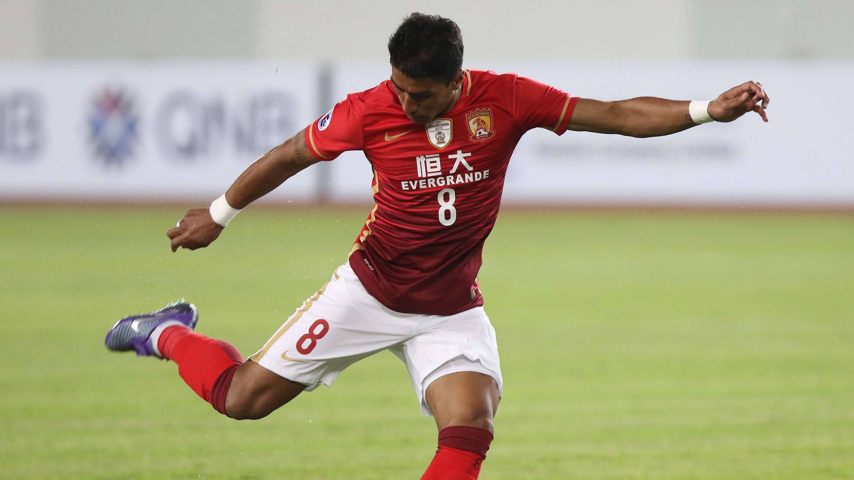 Paulinho em ação pelo Guangzhou Evergrand