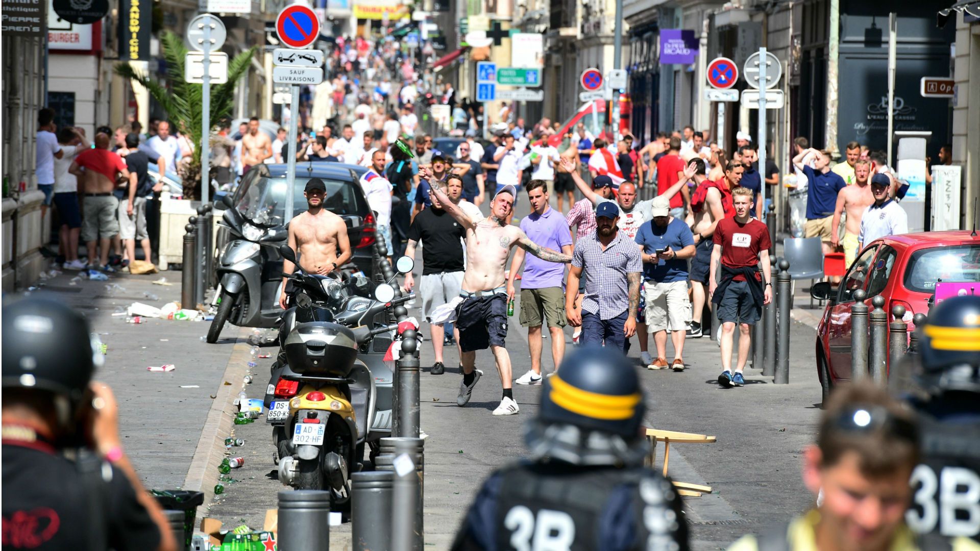 England Russia police hooligans Marseille