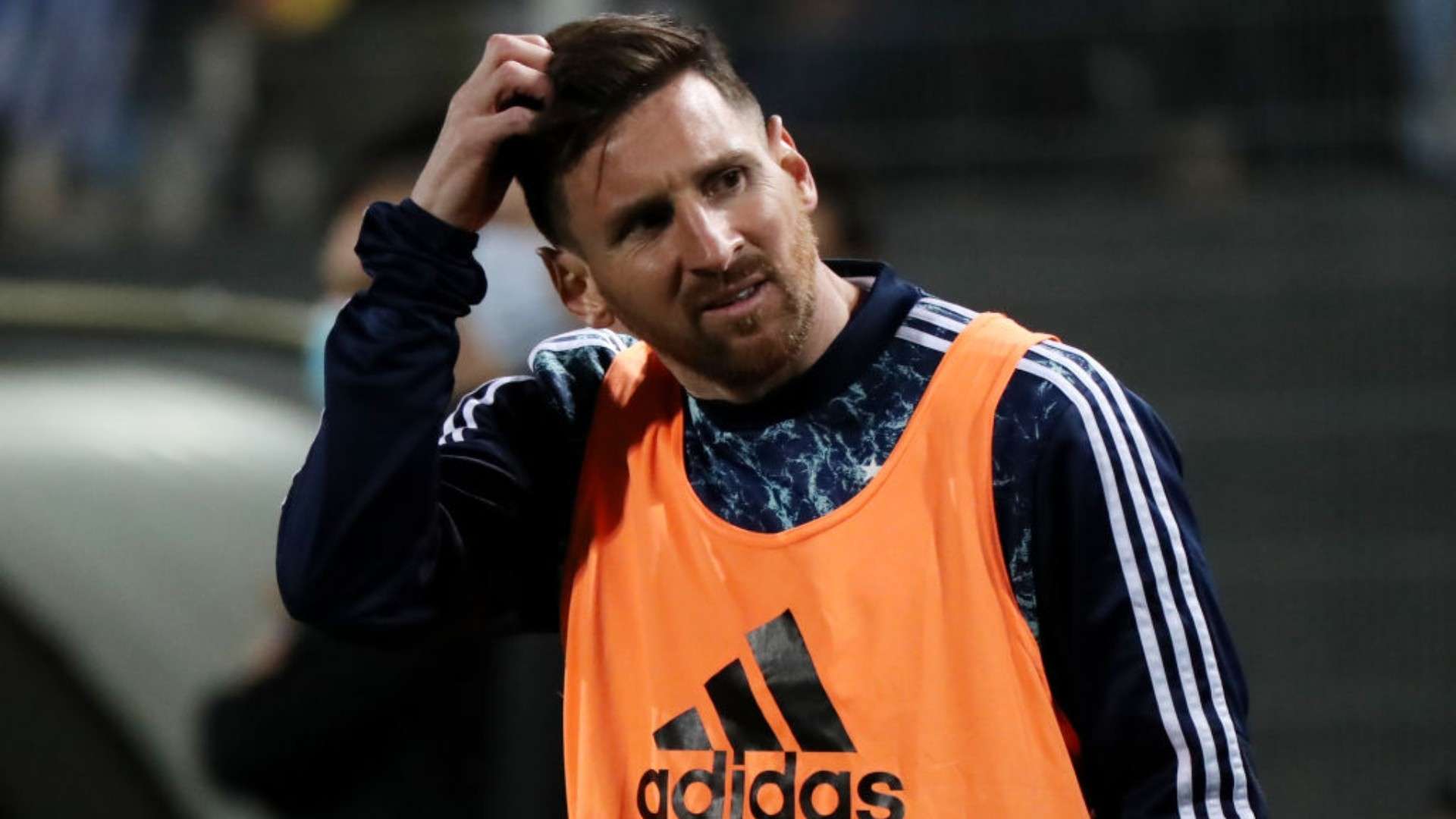 Lionel Messi calentando en un partido de Argentina