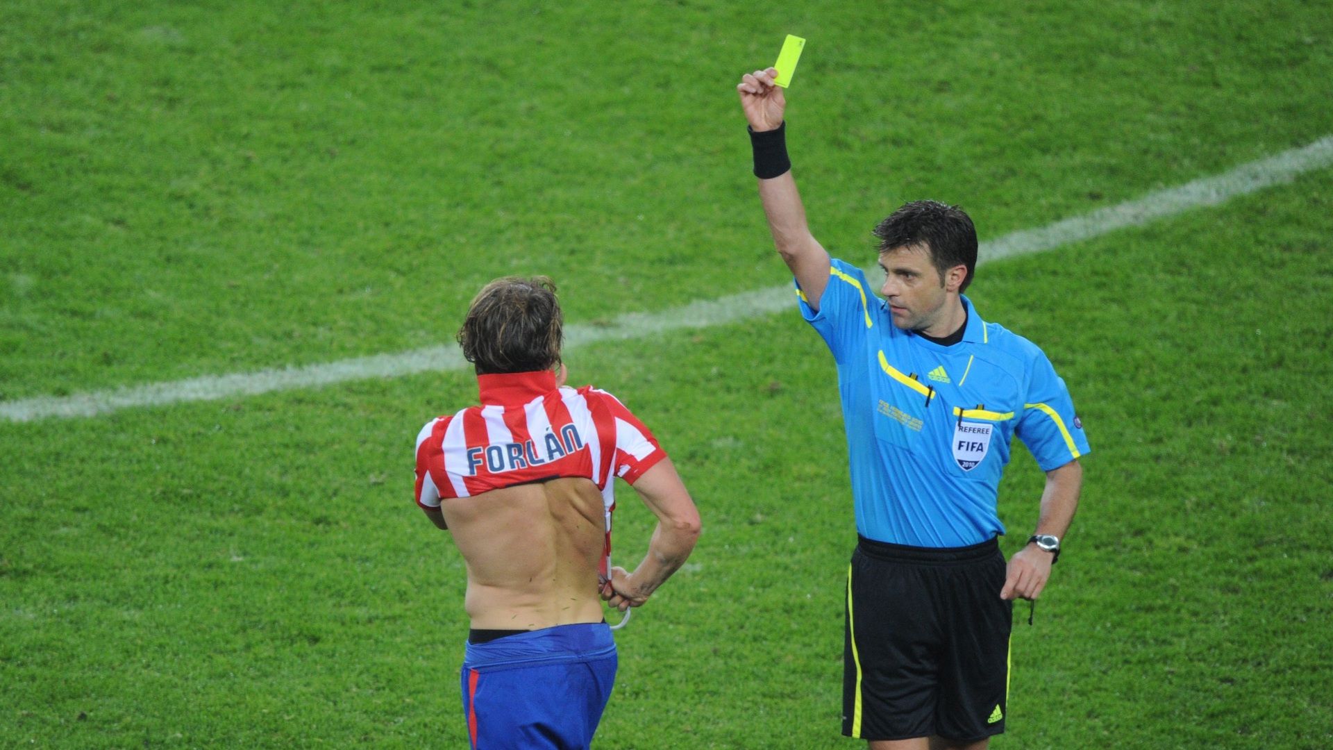 Kartu Kuning Diego Forlan