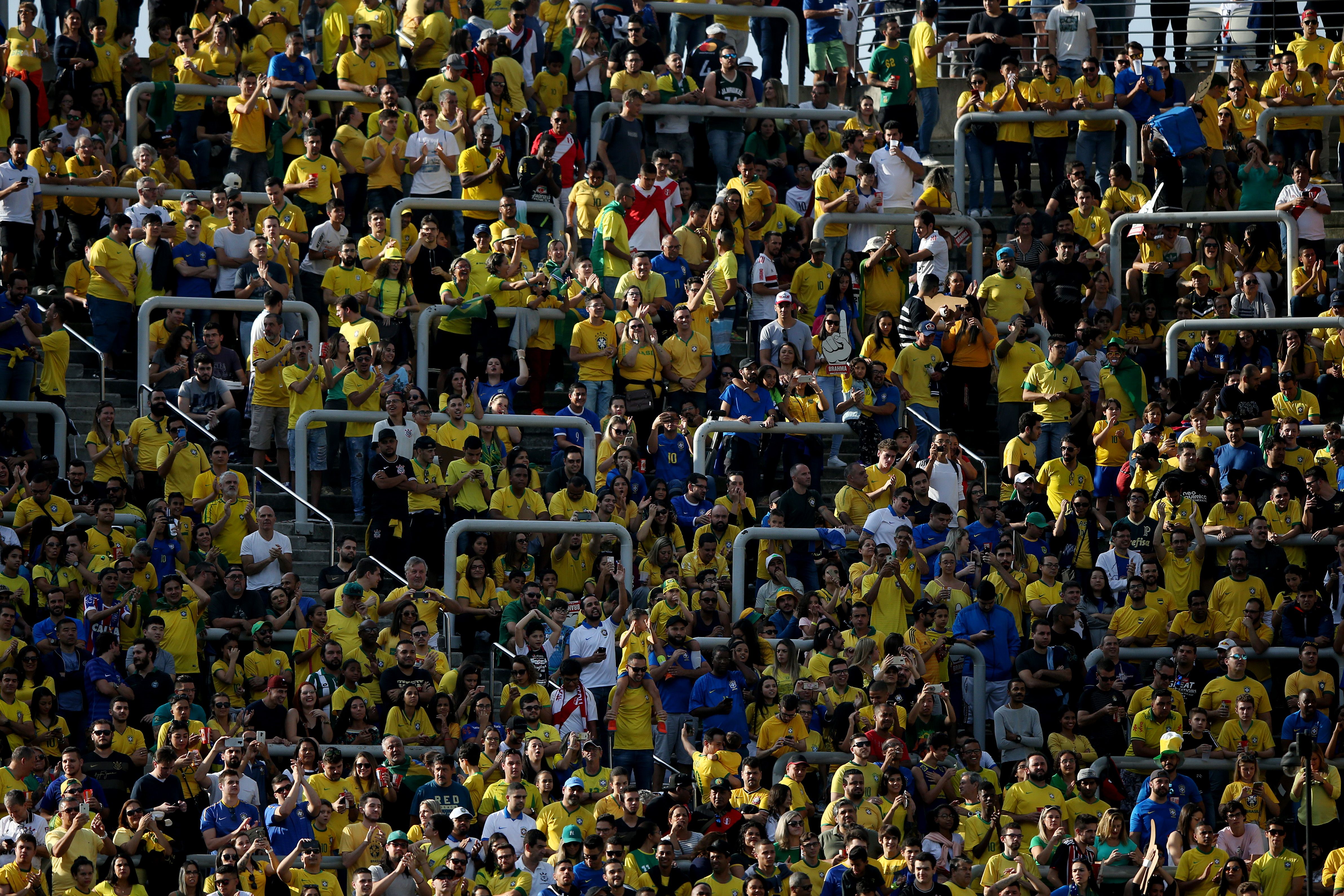 Torcida do Brasil antes do jogo contra o Peru