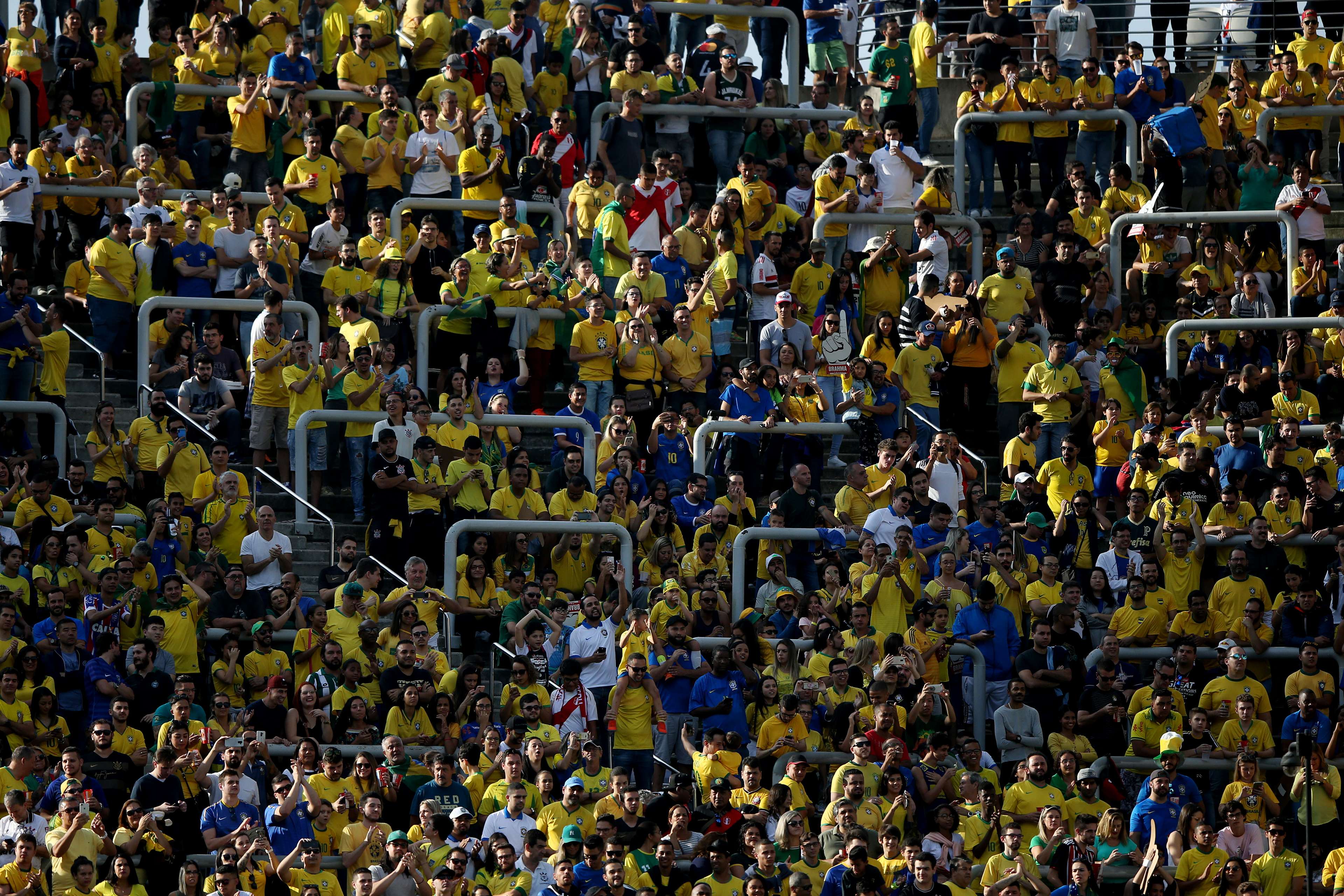 Torcida do Brasil antes do jogo contra o Peru