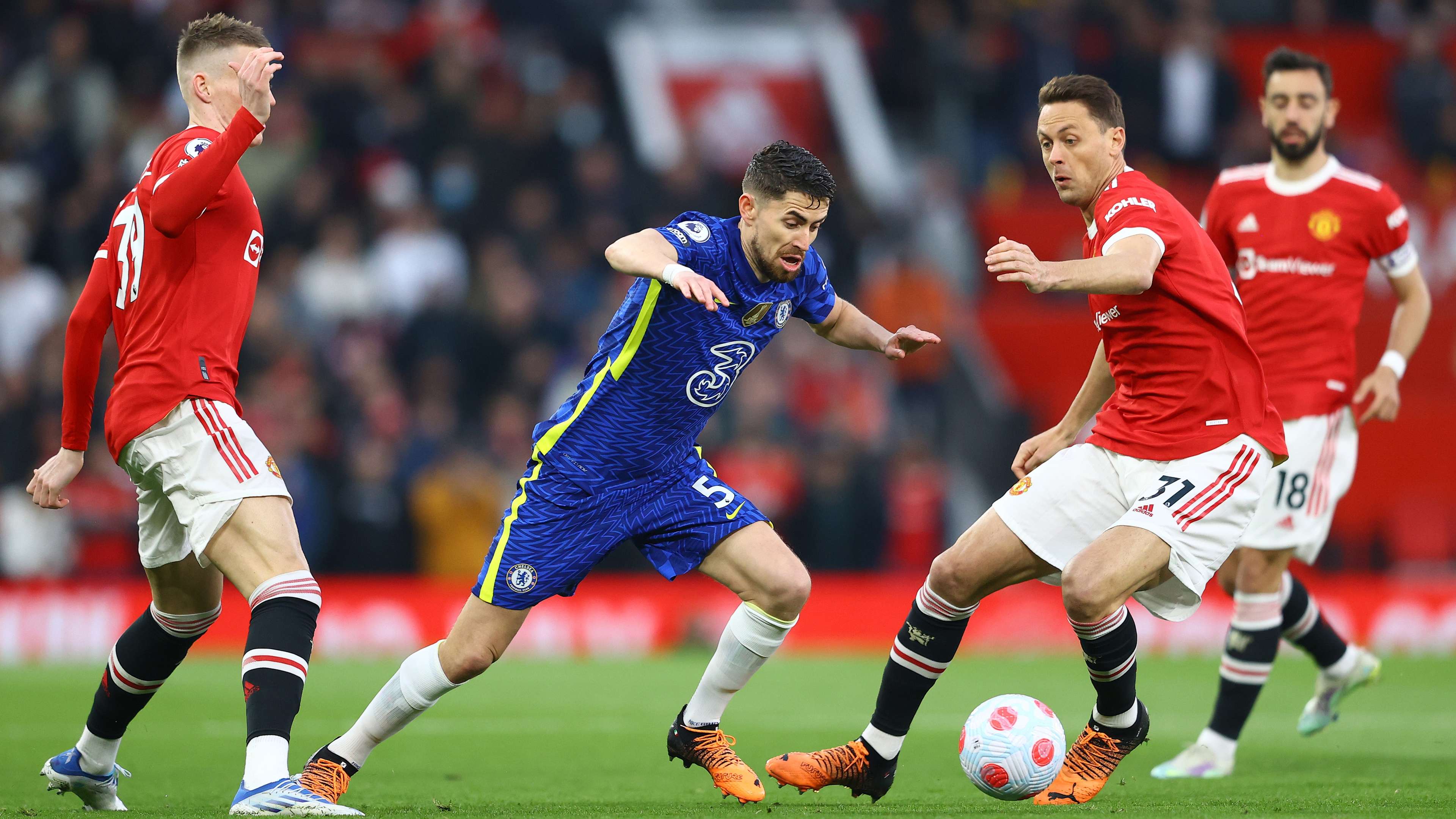 Jorginho del Chelsea corta entre Nemanja Matic y Scott McTominay del Manchester United durante el partido de la Premier League entre Manchester United y Chelsea en Old Trafford el 28 de abril de 2022