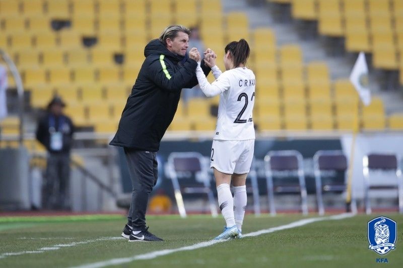 강채림과 콜린 벨 감독