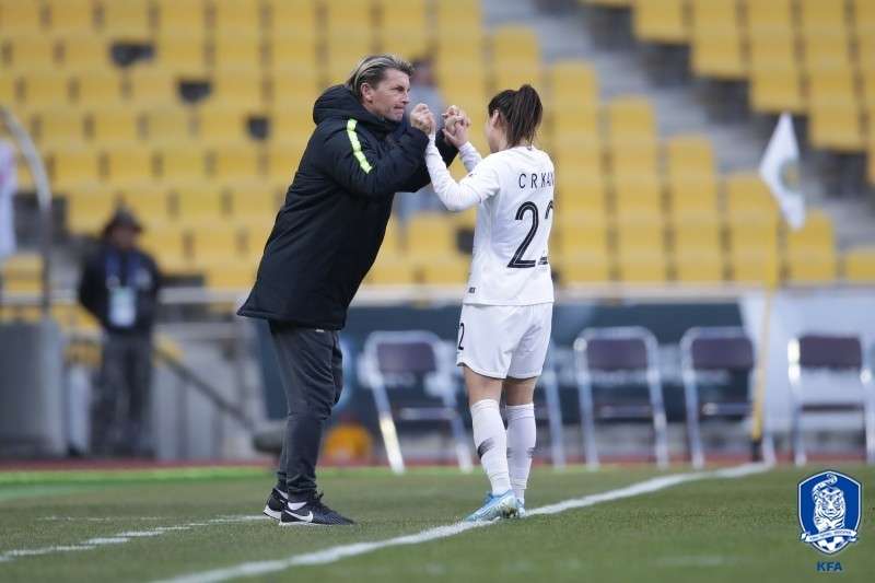 강채림과 콜린 벨 감독